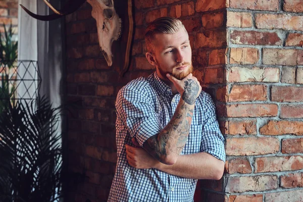 Vousatý muž s tetováním na ruce — Stock fotografie