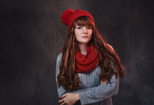 Sıcak giysiler içinde Kızıl saçlı kadın — Stok fotoğraf
