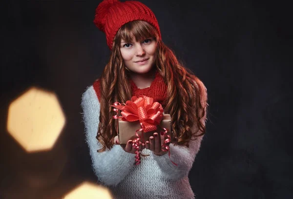 Rossa femmina tiene regalo di Natale . — Foto Stock