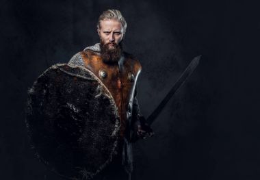 Viking Nordic zırh giyinmiş 