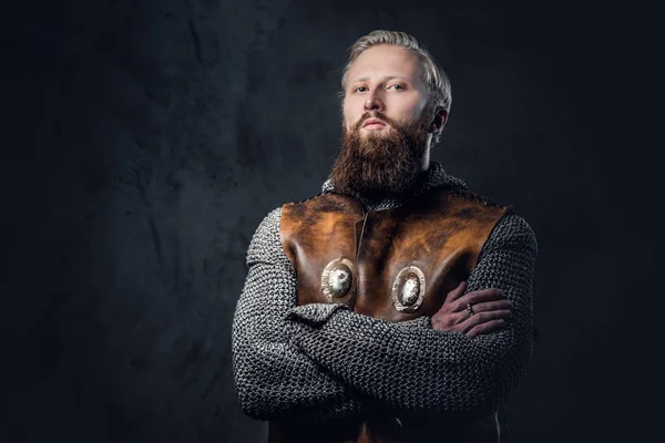 Чоловіка, одягненого в північних броню вікінгів. — стокове фото