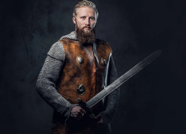 Retrato de estudio de un vikingo masculino — Foto de Stock