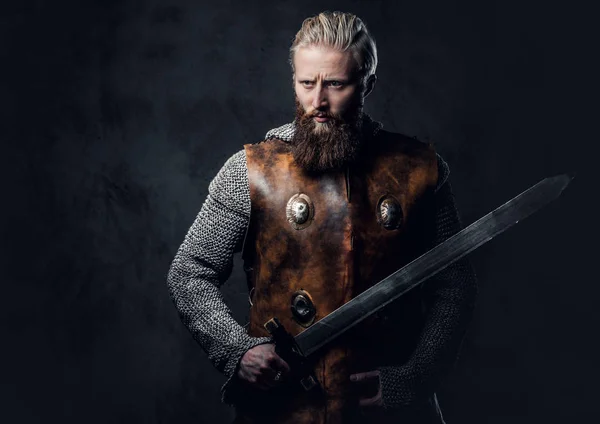 Retrato de estudio de un vikingo masculino — Foto de Stock