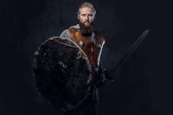 Viking vestido com armadura nórdica — Fotografia de Stock
