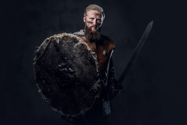 Viking vestido com armadura nórdica — Fotografia de Stock