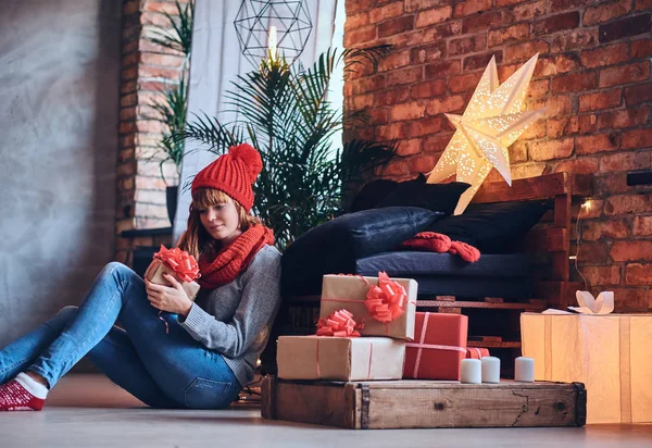 A woman holds a Christmas gift — Stock Photo, Image