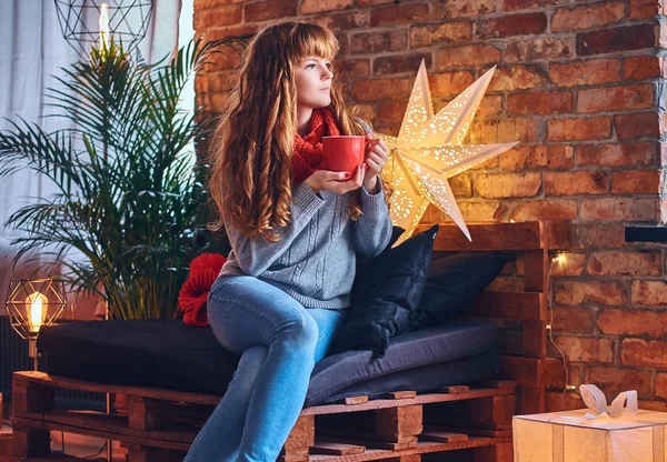 Redhead female drinks a hot coffee — Stock Photo, Image