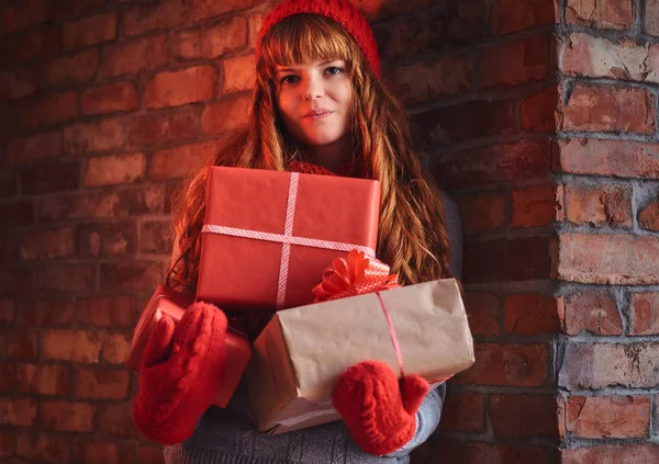 Kızıl saçlı erkek Noel hediyeleri tutar — Stok fotoğraf