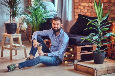 Şık erkek içecekler kahve sakallı