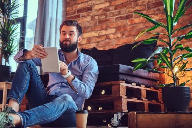 Tablet Pc kullanma bir odada erkek 