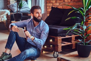 Tablet Pc kullanma bir odada erkek 