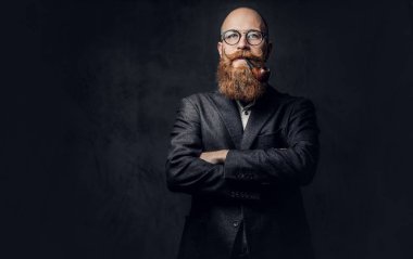 Kızıl saçlı sakallı erkek takım elbiseli.