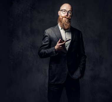 Bir adam sigara geleneği boru.