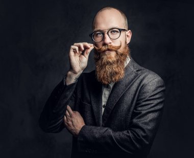 Bir takım elbise giymiş bir adam.