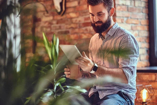 Male using tablet PC in a room — Stock Photo, Image