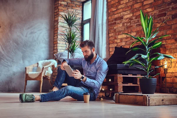 Männchen benutzt Tablet-PC im Zimmer — Stockfoto