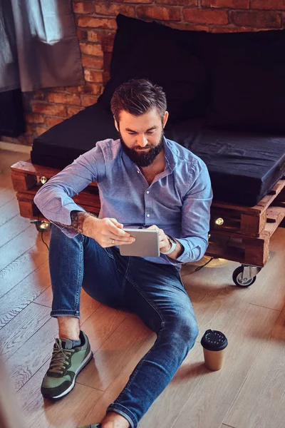 Männchen benutzt Tablet-PC im Zimmer — Stockfoto