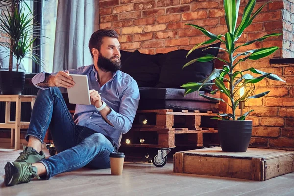 Gelegenheitsmann mit Tablet-PC — Stockfoto