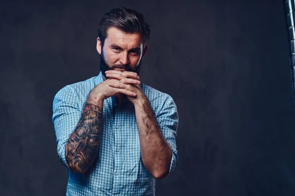 Portret van een aantrekkelijke bebaarde man — Stockfoto