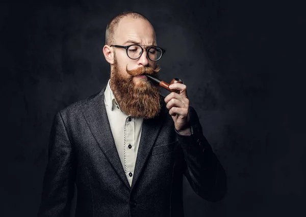 Un hombre fumando pipa — Foto de Stock