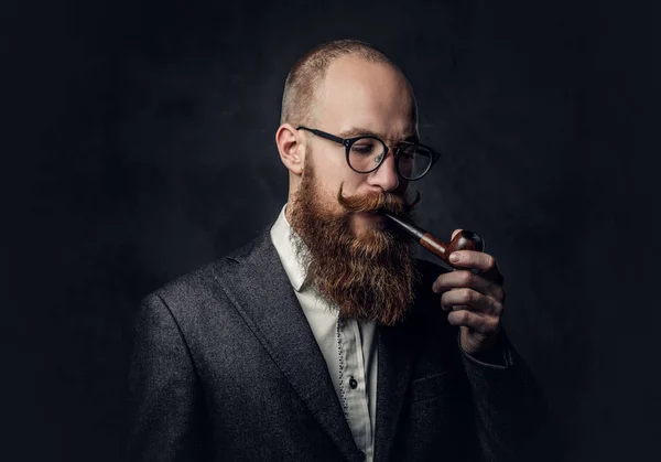 Un homme fumant pipe — Photo