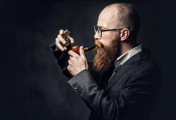 Um homem fumando cachimbo tradição . — Fotografia de Stock