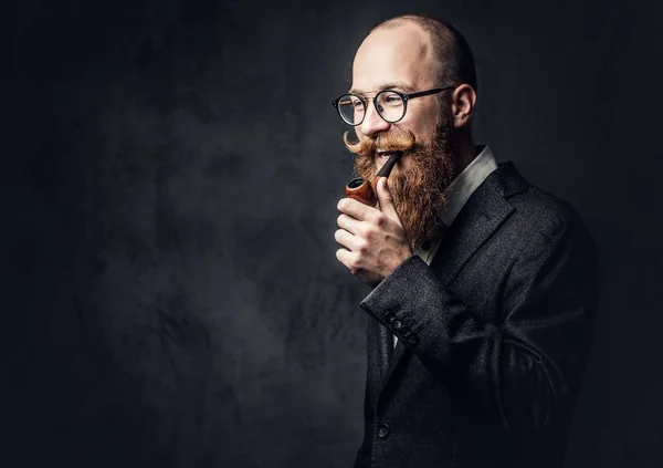 Un hombre fumando pipa tradición . — Foto de Stock