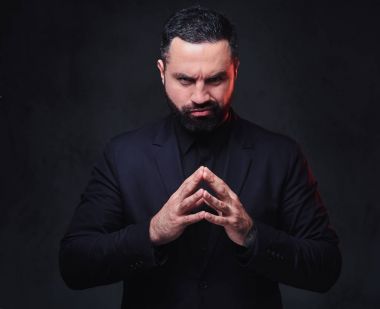 Sakallı maço erkek bir takım elbise giymiş 