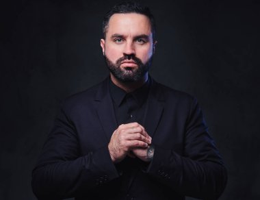 Sakallı erkek bir takım elbise giymiş.