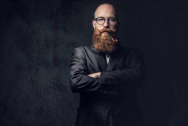 Zarif Kızıl saçlı sakallı adam 