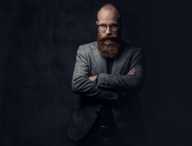 Aristokrat adam bir takım elbise giymiş 