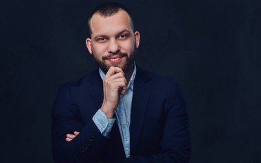 Mavi takım elbiseli adam portresi stüdyo 