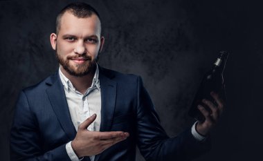 Adam zanaat bira tutar