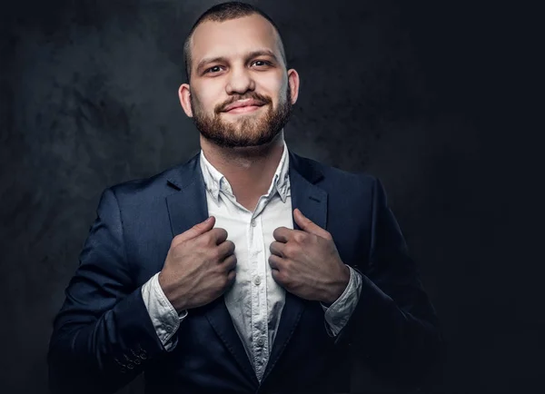 Barbudo macho elegante vestido em um terno elegante . — Fotografia de Stock