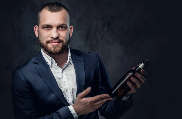 Man holds craft beer — Stock Photo, Image