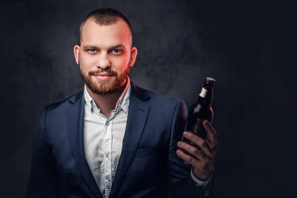 Muž drží řemesla pivo — Stock fotografie