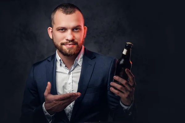 Man houdt ambachtelijke bier — Stockfoto
