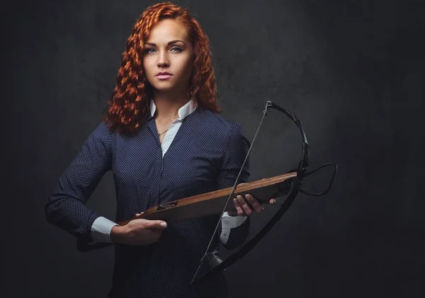 Redhead female  holds crossbow. — Stock Photo, Image