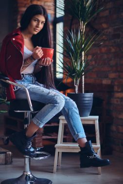 Esmer kadın içecekler kahve dövme