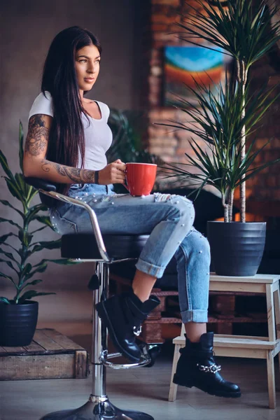 Esmer kadın içecekler kahve dövme — Stok fotoğraf