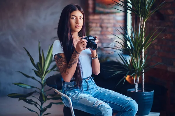 Tattooed brunette amateur female photographer — Stock Photo, Image