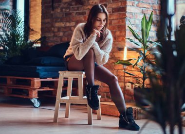 esmer kadın kılığında