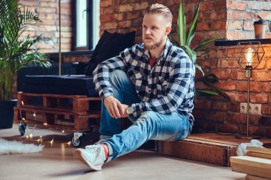 Hippi erkek bir kot pantolon giymiş 