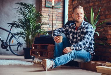 Adam bir odada kahve içer