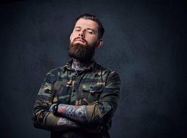 Hippi erkek askeri bir ceket giymiş