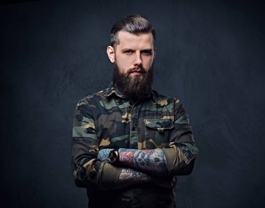 Sakallı dövmeli hipster portresi