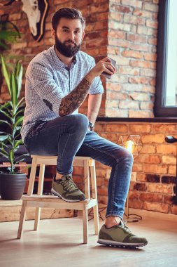 Çekici sakallı casual erkek 