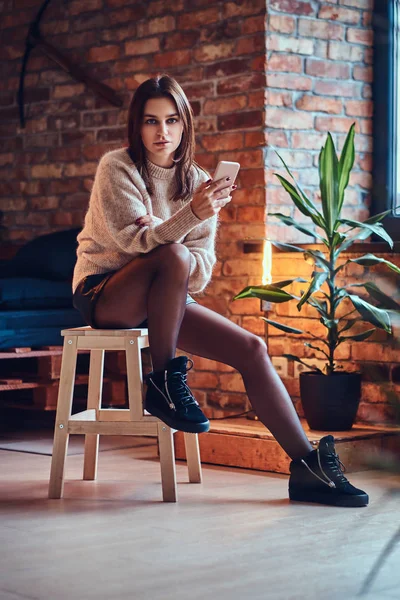 Sexy bruneta žena pomocí chytrého telefonu — Stock fotografie