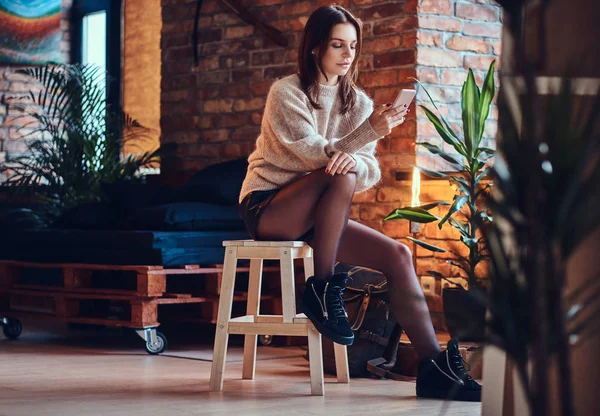 Sexy brünette Frau mit einem Smartphone — Stockfoto