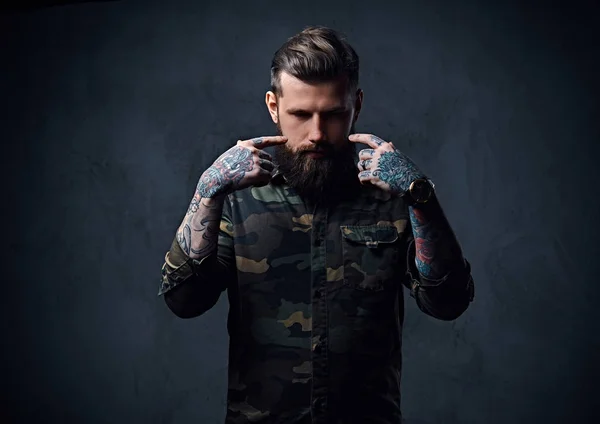 Hipster macho vestido con una chaqueta militar — Foto de Stock